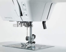 Cargar imagen en el visor de la galería, Bernette B38 - Máquina de coser - coseralfapuerto